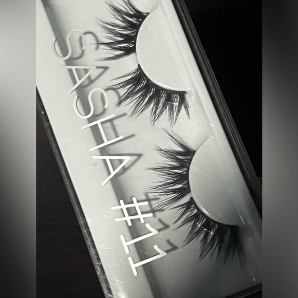 Huda Beauty Lashes in Sasha - Picture 4 of 4